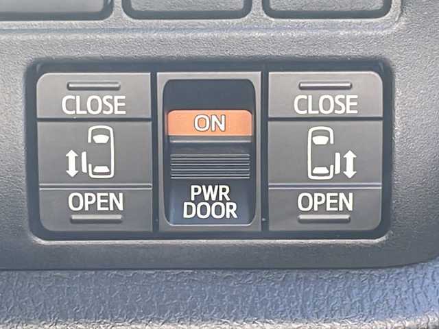 トヨタ ヴォクシー ZS 煌Ⅲ 福岡県 2021(令3)年 4.8万km ブラック 純正10インチワイドナビ/【AM/FM/CD/DVD/SD/BT/フルセグTV】/純正12インチリアフリップダウンモニター/バックカメラ/純正ドライブレコーダー/トヨタセーフティセンス/前後コーナーセンサー/ETC/両側パワースライドドア[/オートマチックハイビーム/ステアリングスイッチ/電動格納ミラー/LEDヘッドライト＆フォグランプ/ハーフレザーシート/後席サンシェード/純正ドアバイザー/スペアタイヤ