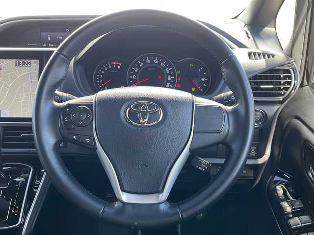 トヨタ ヴォクシー ZS 煌Ⅲ 福岡県 2021(令3)年 4.8万km ブラック 純正10インチワイドナビ/【AM/FM/CD/DVD/SD/BT/フルセグTV】/純正12インチリアフリップダウンモニター/バックカメラ/純正ドライブレコーダー/トヨタセーフティセンス/前後コーナーセンサー/ETC/両側パワースライドドア[/オートマチックハイビーム/ステアリングスイッチ/電動格納ミラー/LEDヘッドライト＆フォグランプ/ハーフレザーシート/後席サンシェード/純正ドアバイザー/スペアタイヤ