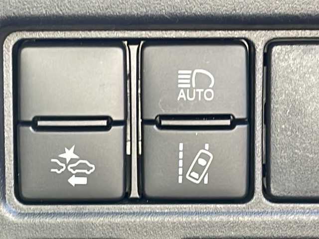 トヨタ ヴォクシー ZS 煌Ⅲ 福岡県 2021(令3)年 4.8万km ブラック 純正10インチワイドナビ/【AM/FM/CD/DVD/SD/BT/フルセグTV】/純正12インチリアフリップダウンモニター/バックカメラ/純正ドライブレコーダー/トヨタセーフティセンス/前後コーナーセンサー/ETC/両側パワースライドドア[/オートマチックハイビーム/ステアリングスイッチ/電動格納ミラー/LEDヘッドライト＆フォグランプ/ハーフレザーシート/後席サンシェード/純正ドアバイザー/スペアタイヤ