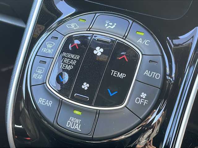 トヨタ ヴォクシー ZS 煌Ⅲ 福岡県 2021(令3)年 4.8万km ブラック 純正10インチワイドナビ/【AM/FM/CD/DVD/SD/BT/フルセグTV】/純正12インチリアフリップダウンモニター/バックカメラ/純正ドライブレコーダー/トヨタセーフティセンス/前後コーナーセンサー/ETC/両側パワースライドドア[/オートマチックハイビーム/ステアリングスイッチ/電動格納ミラー/LEDヘッドライト＆フォグランプ/ハーフレザーシート/後席サンシェード/純正ドアバイザー/スペアタイヤ