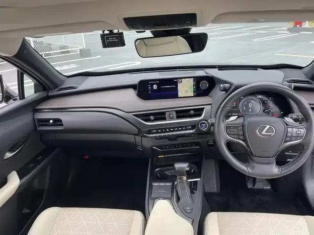 レクサス ＵＸ 250h バージョンL 東京都 2021(令3)年 4.4万km グラファイトブラックガラスフレーク サンルーフ/白皮シート/純正ナビ（CD/BT/地デジTV）/バックカメラ・全方位カメラ/純正１８インチアルミ/パワーバックドア/メモリーパワーシート/シートヒーター/エアシート/パドルシフト/社外ドライブレコーダー（DC-DR652・COMTEC)/ETC2.0/Lexus Safety System＋/PCS(プリクラッシュセーフティ）/LTA(レーントレーシングアシスト）/AHB(オートマチックハイビーム）/RSA(ロードサインアシスト）/レーダークルーズコントロール/先行車発進告知/スペアキー２本/保証書・取説