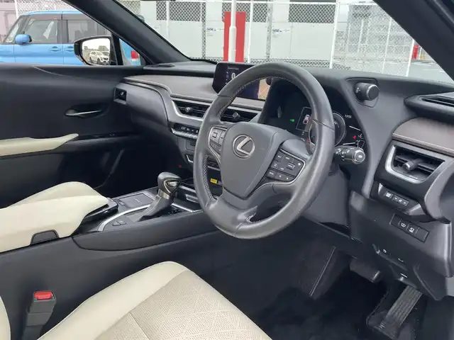 レクサス ＵＸ 250h バージョンL 東京都 2021(令3)年 4.4万km グラファイトブラックガラスフレーク サンルーフ/白皮シート/純正ナビ（CD/BT/地デジTV）/バックカメラ・全方位カメラ/純正１８インチアルミ/パワーバックドア/メモリーパワーシート/シートヒーター/エアシート/パドルシフト/社外ドライブレコーダー（DC-DR652・COMTEC)/ETC2.0/Lexus Safety System＋/PCS(プリクラッシュセーフティ）/LTA(レーントレーシングアシスト）/AHB(オートマチックハイビーム）/RSA(ロードサインアシスト）/レーダークルーズコントロール/先行車発進告知/スペアキー２本/保証書・取説