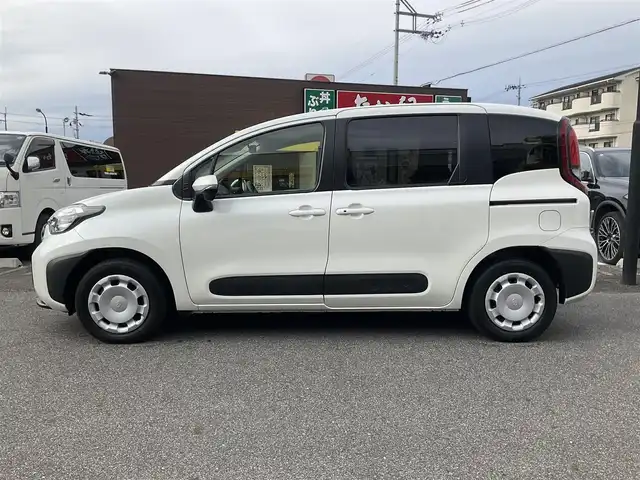 トヨタ シエンタ ハイブリッド G 滋賀県 2024(令6)年 0.6万km ホワイトパールクリスタルシャイン トヨタセーフティセンス/ブラインドスポットモニター/クルーズコントロール/4WD/7人乗り/純正ディスプレイオーディオ/　Bluetooth フルセグテレビ/バックカメラ/ビルトインETC/両側パワースライドドア/ドライブレコーダー/LEDヘッドライト/ブレーキホールド/電動パーキングブレーキ/スペアキー有り/取扱説明書/保証書