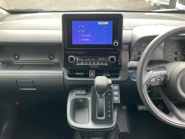 トヨタ シエンタ ハイブリッド G 滋賀県 2024(令6)年 0.6万km ホワイトパールクリスタルシャイン トヨタセーフティセンス/ブラインドスポットモニター/クルーズコントロール/4WD/7人乗り/純正ディスプレイオーディオ/　Bluetooth フルセグテレビ/バックカメラ/ビルトインETC/両側パワースライドドア/ドライブレコーダー/LEDヘッドライト/ブレーキホールド/電動パーキングブレーキ/スペアキー有り/取扱説明書/保証書