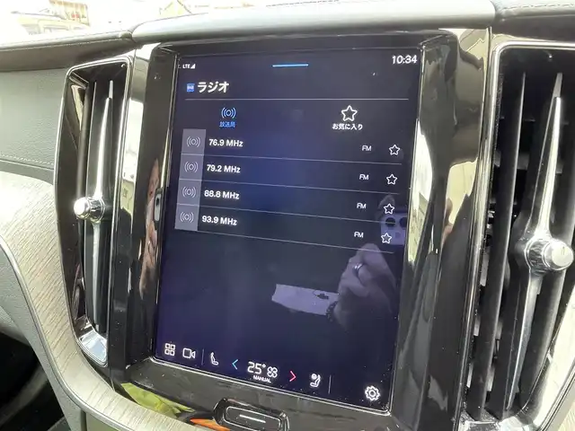 ボルボ ボルボ ＸＣ６０ B5 AWD インスクリプション 静岡県 2021(令3)年 3.6万km シルバー シルバードーン/ヘッドアップディスプレイ/黒革シート/メモリー付きパワーシート/全席シートヒーター/ンharman/kardonプレミアムサウンド・オーディオシステム/Googleマップ/純正HDDナビ/(Bluetooth/AppleCarPlay/AndroidAuto)/ USB Type-Cポート/インテリセーフ/・ACC /・LKA/・BLIS/・DAC/ワイヤレス・スマートフォン・チャージ/ フルアクティブハイビーム/ステアリングヒーター/電動リアゲート/360°カメラ/ドライブレコーダー