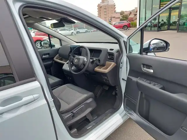 ホンダ フリード AIR EX 東京都 2025(令7)年 0.1万km フィヨルドミストパール Honda SENSING/・衝突軽減ブレーキ/・路外逸脱抑制機能/・車線維持支援システム(LKAS)/・ブラインドスポットインフォメーション/・誤発進抑制機能/・アダプティブクルーズコントロール(ACC)/リアクーラー/純正ディスプレイオーディオ/・AM/FM/HDMI/・Bluetooth/USB/バックカメラ/両側電動スライドドア/コーナーセンサー/LEDヘッドライト/前席シートヒーター/後席サンシェード/USBポート/純正15インチアルミホイール/プッシュスタート/スマートキー