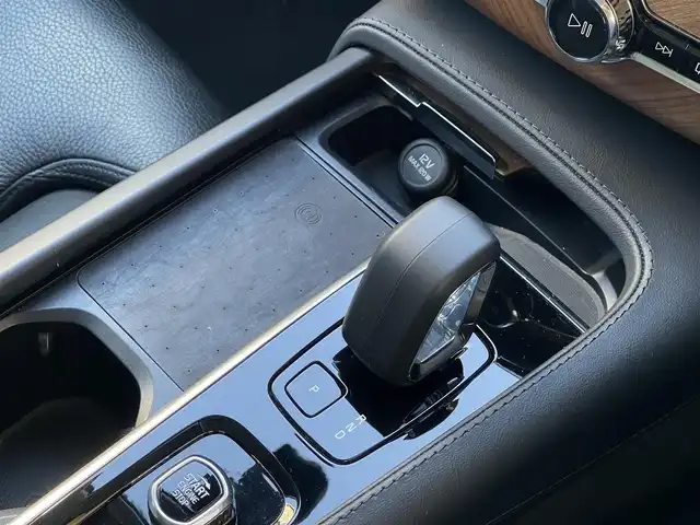 ボルボ ＸＣ９０ プラスB5 AWD 山梨県 2022(令4)年 3.1万km 銀／ガンＭ ワンオーナー　/Ｇｏｏｇｌｅナビ　/ＳＲ　/黒革　/全周囲カメラ　/カープレイ　/アンドロイドＡ　/ＢＴ　/Ｐバックドア　/パイロットＡ　/ＬＫＡ　/ＢＳＡ　/ＡＣＣ　/ＥＴＣ　/シートＨ　/Ｐシート　/ＬＥＤ　/Ａハイビーム　/保証書