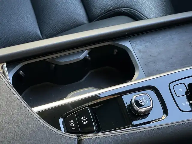 ボルボ ＸＣ９０ プラスB5 AWD 山梨県 2022(令4)年 3.1万km 銀／ガンＭ ワンオーナー　/Ｇｏｏｇｌｅナビ　/ＳＲ　/黒革　/全周囲カメラ　/カープレイ　/アンドロイドＡ　/ＢＴ　/Ｐバックドア　/パイロットＡ　/ＬＫＡ　/ＢＳＡ　/ＡＣＣ　/ＥＴＣ　/シートＨ　/Ｐシート　/ＬＥＤ　/Ａハイビーム　/保証書