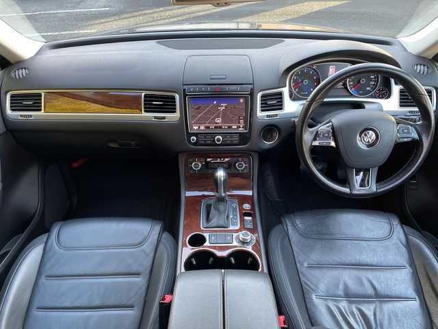 フォルクスワーゲン トゥアレグ V6 Bモーションテクノロジー 茨城県 2015(平27)年 8.6万km 黒 プリクラッシュセーフティシステム/純正ナビ/FM/AM/SD/AUX/Bluetooth接続/ワンセグTV/レザーシート/アダプティブクルーズコントロール/レーンキープアシスト/横滑り防止装置/アラウンドビューモニター/前後コーナーセンサー/パワーシート(D+N席)/メモリーシート(D席)/シートヒーター(D+N席)/ステアリングヒーター/ビルトインETC/保証書/取扱説明書