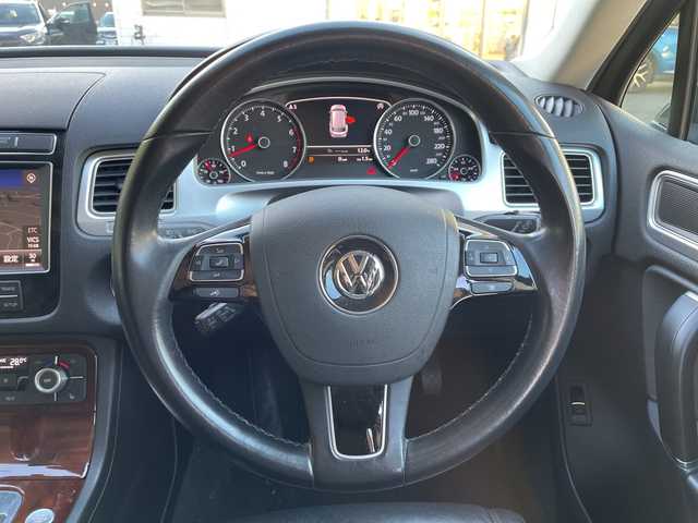 フォルクスワーゲン トゥアレグ V6 Bモーションテクノロジー 茨城県 2015(平27)年 8.6万km 黒 プリクラッシュセーフティシステム/純正ナビ/FM/AM/SD/AUX/Bluetooth接続/ワンセグTV/レザーシート/アダプティブクルーズコントロール/レーンキープアシスト/横滑り防止装置/アラウンドビューモニター/前後コーナーセンサー/パワーシート(D+N席)/メモリーシート(D席)/シートヒーター(D+N席)/ステアリングヒーター/ビルトインETC/保証書/取扱説明書