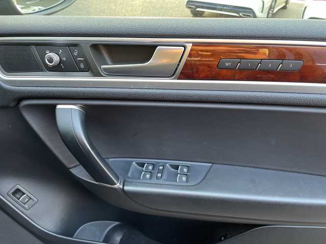 フォルクスワーゲン トゥアレグ V6 Bモーションテクノロジー 茨城県 2015(平27)年 8.6万km 黒 プリクラッシュセーフティシステム/純正ナビ/FM/AM/SD/AUX/Bluetooth接続/ワンセグTV/レザーシート/アダプティブクルーズコントロール/レーンキープアシスト/横滑り防止装置/アラウンドビューモニター/前後コーナーセンサー/パワーシート(D+N席)/メモリーシート(D席)/シートヒーター(D+N席)/ステアリングヒーター/ビルトインETC/保証書/取扱説明書