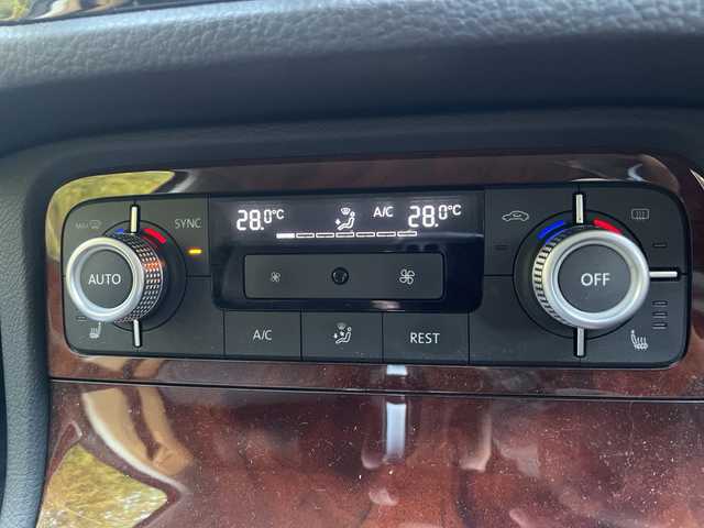 フォルクスワーゲン トゥアレグ V6 Bモーションテクノロジー 茨城県 2015(平27)年 8.6万km 黒 プリクラッシュセーフティシステム/純正ナビ/FM/AM/SD/AUX/Bluetooth接続/ワンセグTV/レザーシート/アダプティブクルーズコントロール/レーンキープアシスト/横滑り防止装置/アラウンドビューモニター/前後コーナーセンサー/パワーシート(D+N席)/メモリーシート(D席)/シートヒーター(D+N席)/ステアリングヒーター/ビルトインETC/保証書/取扱説明書