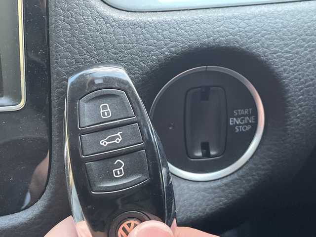 フォルクスワーゲン トゥアレグ V6 Bモーションテクノロジー 茨城県 2015(平27)年 8.6万km 黒 プリクラッシュセーフティシステム/純正ナビ/FM/AM/SD/AUX/Bluetooth接続/ワンセグTV/レザーシート/アダプティブクルーズコントロール/レーンキープアシスト/横滑り防止装置/アラウンドビューモニター/前後コーナーセンサー/パワーシート(D+N席)/メモリーシート(D席)/シートヒーター(D+N席)/ステアリングヒーター/ビルトインETC/保証書/取扱説明書