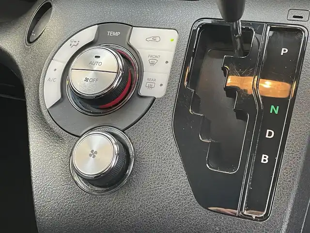 トヨタ シエンタ ハイブリッド X 東京都 2016(平28)年 9.6万km シルバーM セーフティセンス/プリクラッシュセーフティ/レーンキープアシスト/オートハイビーム/純正SDナビ/CD/DVD/BT/AM/FM/TV/バックカメラ/片側パワースライドドア/ETC