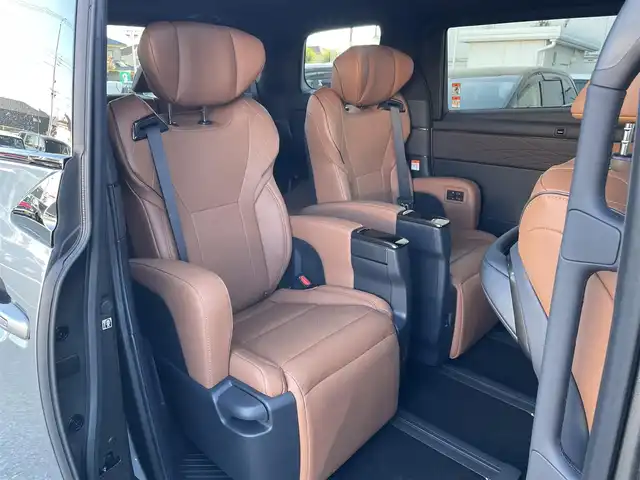 トヨタ ヴェルファイア Z プレミア 東京都 2025(令7)年 0.1千km シルバー 登録済未使用車　/純正１４型ＤＡナビ＆フルセグ/・BluetoothAudio/USB/HDMI/・AppleCarPlay/AndroidAuto/サンセットブラウンレザーシート/・前席シートヒーター/・オットマン/・２列目エグゼクティブシート/左右独立ムーンルーフ　/ユニバーサルステップ　/セーフティセンス　/（予防安全技術）/・プリクラッシュセーフティ/・アダプティブハイビームアシスト/・ロードサインアシスト/・レーダークルーズコントロール　/・レーンチェンジアシスト/・レーントレーンシングアシスト/ブラインドスポットモニター　/３眼ＬＥＤヘッドライト/デジタルインナーミラー/スマートキー/保証書＆取説