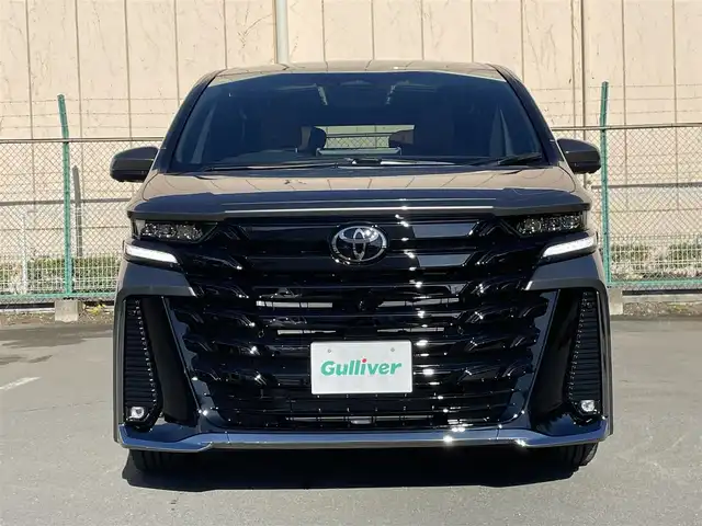 トヨタ ヴェルファイア Z プレミア 東京都 2025(令7)年 0.1千km シルバー 登録済未使用車　/純正１４型ＤＡナビ＆フルセグ/・BluetoothAudio/USB/HDMI/・AppleCarPlay/AndroidAuto/サンセットブラウンレザーシート/・前席シートヒーター/・オットマン/・２列目エグゼクティブシート/左右独立ムーンルーフ　/ユニバーサルステップ　/セーフティセンス　/（予防安全技術）/・プリクラッシュセーフティ/・アダプティブハイビームアシスト/・ロードサインアシスト/・レーダークルーズコントロール　/・レーンチェンジアシスト/・レーントレーンシングアシスト/ブラインドスポットモニター　/３眼ＬＥＤヘッドライト/デジタルインナーミラー/スマートキー/保証書＆取説