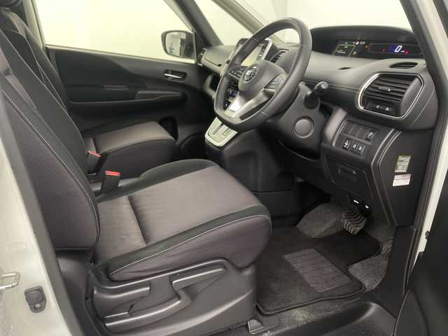 日産 セレナ ハイウェイスターVセレクションⅡ 埼玉県 2019(平31)年 4.2万km ブリリアントホワイトパール 純正フリップダウンモニター/純正9インチナビ　MM518D-L/全方位カメラ/前方ドライブレコーダー/ETC/自動駐車システム/プロパイロット/車線逸脱警報/衝突軽減ブレーキ/標識認識機能/電子パーキングシステム/オートブレーキホールド/デジタルインナーミラー/両側パワースライドドア/プッシュスタート/ステアリングリモコン/ウィンカーミラー/フロントフォグランプ/純正フロアマット/純正ドアバイザー/純正16インチアルミホイール