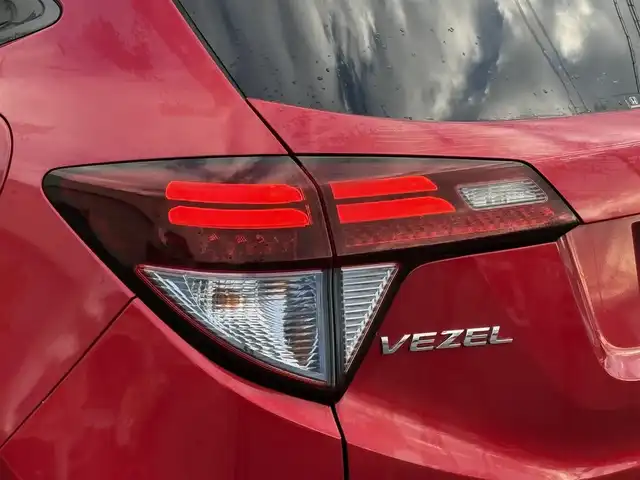ホンダ ヴェゼル ハイブリッド 岩手県 2016(平28)年 6.3万km プレミアムクリスタルレッドM 禁煙車/4WD/ハーフレザーシート/ミラーヒーター/前席シートヒーター/クルーズコントロール/純正8インチナビ/→フルセグTV/Bluetooth/CD/DVD/HDMI/バックカメラ/ステアリングスイッチ/横滑り防止装置/電子パーキング/オートブレーキホールド/オートライト/LEDヘッドライト/LEDフォグライト/〇プッシュスタート/〇パドルシフト/〇電動格納ミラー/〇ウィンカーミラー/〇ドアバイザー/〇フロアマット/〇シガーソケット/〇USBポート/〇スマートキー/スペアキー/ビルトインETC