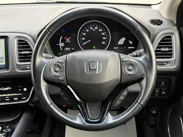 ホンダ ヴェゼル ハイブリッド 岩手県 2016(平28)年 6.3万km プレミアムクリスタルレッドM 禁煙車/4WD/ハーフレザーシート/ミラーヒーター/前席シートヒーター/クルーズコントロール/純正8インチナビ/→フルセグTV/Bluetooth/CD/DVD/HDMI/バックカメラ/ステアリングスイッチ/横滑り防止装置/電子パーキング/オートブレーキホールド/オートライト/LEDヘッドライト/LEDフォグライト/〇プッシュスタート/〇パドルシフト/〇電動格納ミラー/〇ウィンカーミラー/〇ドアバイザー/〇フロアマット/〇シガーソケット/〇USBポート/〇スマートキー/スペアキー/ビルトインETC