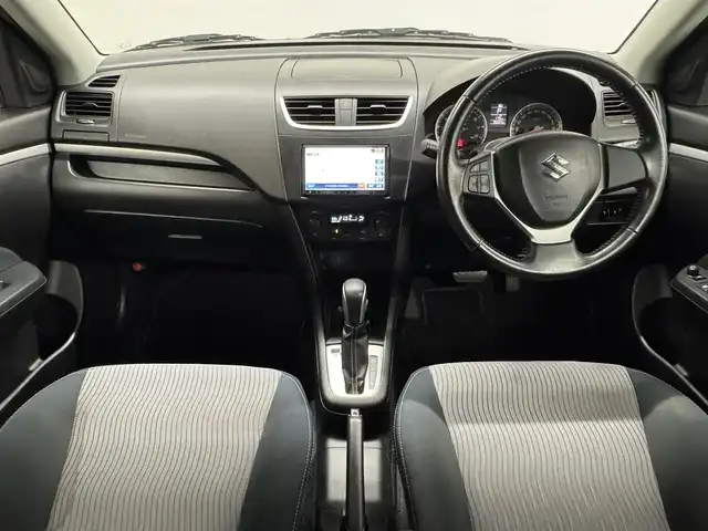 スズキ スイフト RS 三重県 2012(平24)年 8.6万km スーパーブラックパール ガソリン/FF/フロアCVT/クラリオン 7インチ『ROAD EXPLORER SD 2.5』 NX711/（FM/AM/CD/DVD/MUSIC CATCHER/TV/SD/USB/iPod/Bluetooth/VTR）/ETC/安全/・ABS（EBD付）/・運転席、助手席エアバッグ/など/装備/・オートライト/・ディスチャージヘッドライト/・フロントフォグライト/・オートエアコン/・ステアリングスイッチ/・プッシュスタート/・電動格納ドアミラー/・全ドアパワーウインドウ/・パワーステアリング/・スマートキーx2/・保/取/ナビ取/など