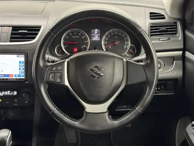 スズキ スイフト RS 三重県 2012(平24)年 8.6万km スーパーブラックパール ガソリン/FF/フロアCVT/クラリオン 7インチ『ROAD EXPLORER SD 2.5』 NX711/（FM/AM/CD/DVD/MUSIC CATCHER/TV/SD/USB/iPod/Bluetooth/VTR）/ETC/安全/・ABS（EBD付）/・運転席、助手席エアバッグ/など/装備/・オートライト/・ディスチャージヘッドライト/・フロントフォグライト/・オートエアコン/・ステアリングスイッチ/・プッシュスタート/・電動格納ドアミラー/・全ドアパワーウインドウ/・パワーステアリング/・スマートキーx2/・保/取/ナビ取/など