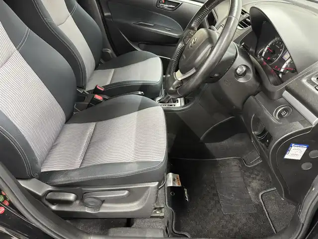 スズキ スイフト RS 三重県 2012(平24)年 8.6万km スーパーブラックパール ガソリン/FF/フロアCVT/クラリオン 7インチ『ROAD EXPLORER SD 2.5』 NX711/（FM/AM/CD/DVD/MUSIC CATCHER/TV/SD/USB/iPod/Bluetooth/VTR）/ETC/安全/・ABS（EBD付）/・運転席、助手席エアバッグ/など/装備/・オートライト/・ディスチャージヘッドライト/・フロントフォグライト/・オートエアコン/・ステアリングスイッチ/・プッシュスタート/・電動格納ドアミラー/・全ドアパワーウインドウ/・パワーステアリング/・スマートキーx2/・保/取/ナビ取/など