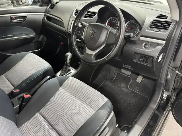 スズキ スイフト RS 三重県 2012(平24)年 8.6万km スーパーブラックパール ガソリン/FF/フロアCVT/クラリオン 7インチ『ROAD EXPLORER SD 2.5』 NX711/（FM/AM/CD/DVD/MUSIC CATCHER/TV/SD/USB/iPod/Bluetooth/VTR）/ETC/安全/・ABS（EBD付）/・運転席、助手席エアバッグ/など/装備/・オートライト/・ディスチャージヘッドライト/・フロントフォグライト/・オートエアコン/・ステアリングスイッチ/・プッシュスタート/・電動格納ドアミラー/・全ドアパワーウインドウ/・パワーステアリング/・スマートキーx2/・保/取/ナビ取/など