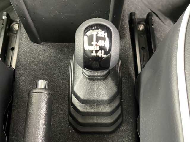 スズキ ジムニー XC 道央・札幌 2021(令3)年 3.9万km シフォンアイボリーメタリックブラック2トーンルーフ ・4WD/スズキセーフティサポート/・デュアルカメラブレーキサポート/・誤発進抑制機能/車線逸脱警報機能/・ふらつき警報機能/標識認識機能/・ハイビームアシスト/横滑り防止装置/・ヒルスタートアシスト/・8インチ純正でぃーらOPナビ  /・フルセグTV/BT/AM/FM/・社外シートカバー/・純正エンジンスターター/・1インチリフトアップ/純正スプリング積込/・3面スモークフィルム/・クルーズコントロール/・シートヒーター/ミラーヒーター/・ETC
