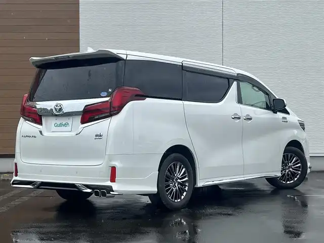 トヨタ アルファードハイブリット ロイヤルラウンジ 秋田県 2018(平30)年 9万km ホワイトパールクリスタルシャイン ４WD/JBLプレミアムサウンドシステム/24インチ液晶ディスプレイ（フルセグ）/LEDヘッドライト/両側パワスラ/純正ナビ/衝突軽減システム/ワンセグ/全方位カメラ/純正アルミ/スマートキー/純正フルエアロ/アイドリングストップ/プッシュスタート/クルーズコントロール/パーキングアシスト/レーンキープアシスト/コーナーセンサー/ステアリングスイッチ/全席シートヒーター/エアシート/全席パワーシート/メモリー付パワーシート/MTモード付AT/オットマン/集中コントロールタッチパネル/エクストラキャビネット/電動リアゲート/100V充電/ETC/ドライブレコーダー/ステアリングヒーター/純正フロアマット/純正ドアバイザー/オートライト/ダブルオートエアコン/パワーステアリング/パワーウィンドウ/横滑り防止/盗難防止装置/電動格納ウィンカーミラー/保証書/取扱説明書/記録簿