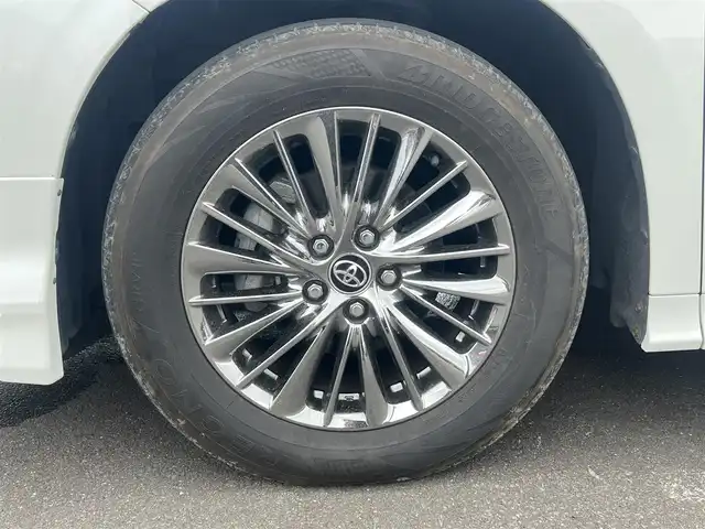 トヨタ アルファードハイブリット ロイヤルラウンジ 秋田県 2018(平30)年 9万km ホワイトパールクリスタルシャイン ４WD/JBLプレミアムサウンドシステム/24インチ液晶ディスプレイ（フルセグ）/LEDヘッドライト/両側パワスラ/純正ナビ/衝突軽減システム/ワンセグ/全方位カメラ/純正アルミ/スマートキー/純正フルエアロ/アイドリングストップ/プッシュスタート/クルーズコントロール/パーキングアシスト/レーンキープアシスト/コーナーセンサー/ステアリングスイッチ/全席シートヒーター/エアシート/全席パワーシート/メモリー付パワーシート/MTモード付AT/オットマン/集中コントロールタッチパネル/エクストラキャビネット/電動リアゲート/100V充電/ETC/ドライブレコーダー/ステアリングヒーター/純正フロアマット/純正ドアバイザー/オートライト/ダブルオートエアコン/パワーステアリング/パワーウィンドウ/横滑り防止/盗難防止装置/電動格納ウィンカーミラー/保証書/取扱説明書/記録簿