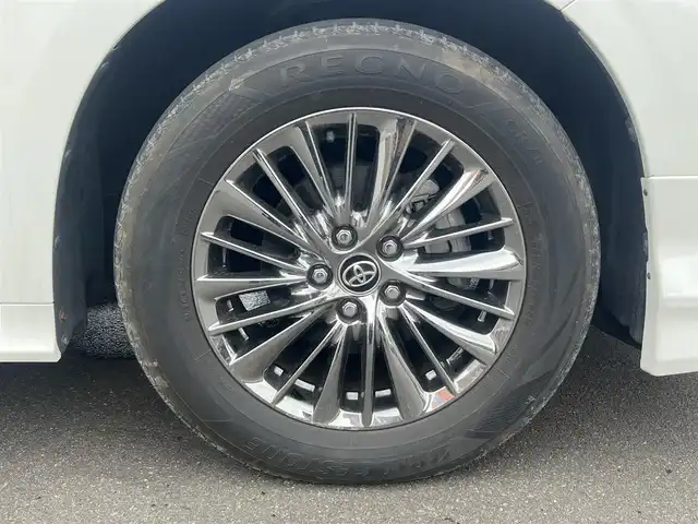 トヨタ アルファードハイブリット ロイヤルラウンジ 秋田県 2018(平30)年 9万km ホワイトパールクリスタルシャイン ４WD/JBLプレミアムサウンドシステム/24インチ液晶ディスプレイ（フルセグ）/LEDヘッドライト/両側パワスラ/純正ナビ/衝突軽減システム/ワンセグ/全方位カメラ/純正アルミ/スマートキー/純正フルエアロ/アイドリングストップ/プッシュスタート/クルーズコントロール/パーキングアシスト/レーンキープアシスト/コーナーセンサー/ステアリングスイッチ/全席シートヒーター/エアシート/全席パワーシート/メモリー付パワーシート/MTモード付AT/オットマン/集中コントロールタッチパネル/エクストラキャビネット/電動リアゲート/100V充電/ETC/ドライブレコーダー/ステアリングヒーター/純正フロアマット/純正ドアバイザー/オートライト/ダブルオートエアコン/パワーステアリング/パワーウィンドウ/横滑り防止/盗難防止装置/電動格納ウィンカーミラー/保証書/取扱説明書/記録簿