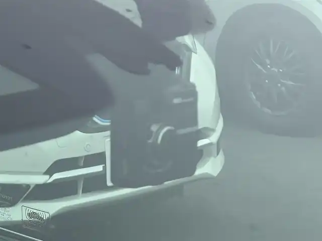 トヨタ アルファードハイブリット ロイヤルラウンジ 秋田県 2018(平30)年 9万km ホワイトパールクリスタルシャイン ４WD/JBLプレミアムサウンドシステム/24インチ液晶ディスプレイ（フルセグ）/LEDヘッドライト/両側パワスラ/純正ナビ/衝突軽減システム/ワンセグ/全方位カメラ/純正アルミ/スマートキー/純正フルエアロ/アイドリングストップ/プッシュスタート/クルーズコントロール/パーキングアシスト/レーンキープアシスト/コーナーセンサー/ステアリングスイッチ/全席シートヒーター/エアシート/全席パワーシート/メモリー付パワーシート/MTモード付AT/オットマン/集中コントロールタッチパネル/エクストラキャビネット/電動リアゲート/100V充電/ETC/ドライブレコーダー/ステアリングヒーター/純正フロアマット/純正ドアバイザー/オートライト/ダブルオートエアコン/パワーステアリング/パワーウィンドウ/横滑り防止/盗難防止装置/電動格納ウィンカーミラー/保証書/取扱説明書/記録簿