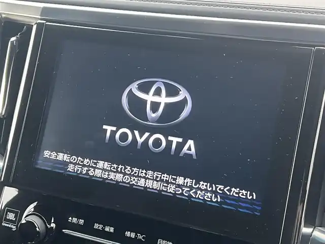 トヨタ アルファードハイブリット ロイヤルラウンジ 秋田県 2018(平30)年 9万km ホワイトパールクリスタルシャイン ４WD/JBLプレミアムサウンドシステム/24インチ液晶ディスプレイ（フルセグ）/LEDヘッドライト/両側パワスラ/純正ナビ/衝突軽減システム/ワンセグ/全方位カメラ/純正アルミ/スマートキー/純正フルエアロ/アイドリングストップ/プッシュスタート/クルーズコントロール/パーキングアシスト/レーンキープアシスト/コーナーセンサー/ステアリングスイッチ/全席シートヒーター/エアシート/全席パワーシート/メモリー付パワーシート/MTモード付AT/オットマン/集中コントロールタッチパネル/エクストラキャビネット/電動リアゲート/100V充電/ETC/ドライブレコーダー/ステアリングヒーター/純正フロアマット/純正ドアバイザー/オートライト/ダブルオートエアコン/パワーステアリング/パワーウィンドウ/横滑り防止/盗難防止装置/電動格納ウィンカーミラー/保証書/取扱説明書/記録簿