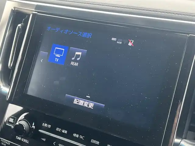 トヨタ アルファードハイブリット ロイヤルラウンジ 秋田県 2018(平30)年 9万km ホワイトパールクリスタルシャイン ４WD/JBLプレミアムサウンドシステム/24インチ液晶ディスプレイ（フルセグ）/LEDヘッドライト/両側パワスラ/純正ナビ/衝突軽減システム/ワンセグ/全方位カメラ/純正アルミ/スマートキー/純正フルエアロ/アイドリングストップ/プッシュスタート/クルーズコントロール/パーキングアシスト/レーンキープアシスト/コーナーセンサー/ステアリングスイッチ/全席シートヒーター/エアシート/全席パワーシート/メモリー付パワーシート/MTモード付AT/オットマン/集中コントロールタッチパネル/エクストラキャビネット/電動リアゲート/100V充電/ETC/ドライブレコーダー/ステアリングヒーター/純正フロアマット/純正ドアバイザー/オートライト/ダブルオートエアコン/パワーステアリング/パワーウィンドウ/横滑り防止/盗難防止装置/電動格納ウィンカーミラー/保証書/取扱説明書/記録簿