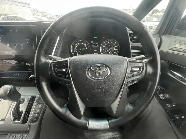 トヨタ アルファードハイブリット ロイヤルラウンジ 秋田県 2018(平30)年 9万km ホワイトパールクリスタルシャイン ４WD/JBLプレミアムサウンドシステム/24インチ液晶ディスプレイ（フルセグ）/LEDヘッドライト/両側パワスラ/純正ナビ/衝突軽減システム/ワンセグ/全方位カメラ/純正アルミ/スマートキー/純正フルエアロ/アイドリングストップ/プッシュスタート/クルーズコントロール/パーキングアシスト/レーンキープアシスト/コーナーセンサー/ステアリングスイッチ/全席シートヒーター/エアシート/全席パワーシート/メモリー付パワーシート/MTモード付AT/オットマン/集中コントロールタッチパネル/エクストラキャビネット/電動リアゲート/100V充電/ETC/ドライブレコーダー/ステアリングヒーター/純正フロアマット/純正ドアバイザー/オートライト/ダブルオートエアコン/パワーステアリング/パワーウィンドウ/横滑り防止/盗難防止装置/電動格納ウィンカーミラー/保証書/取扱説明書/記録簿