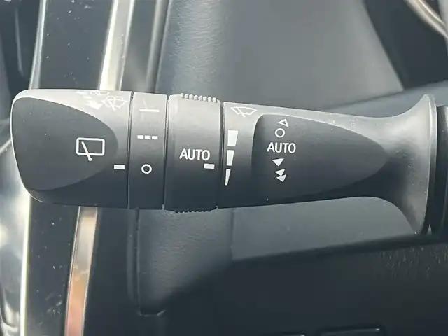 トヨタ アルファードハイブリット ロイヤルラウンジ 秋田県 2018(平30)年 9万km ホワイトパールクリスタルシャイン ４WD/JBLプレミアムサウンドシステム/24インチ液晶ディスプレイ（フルセグ）/LEDヘッドライト/両側パワスラ/純正ナビ/衝突軽減システム/ワンセグ/全方位カメラ/純正アルミ/スマートキー/純正フルエアロ/アイドリングストップ/プッシュスタート/クルーズコントロール/パーキングアシスト/レーンキープアシスト/コーナーセンサー/ステアリングスイッチ/全席シートヒーター/エアシート/全席パワーシート/メモリー付パワーシート/MTモード付AT/オットマン/集中コントロールタッチパネル/エクストラキャビネット/電動リアゲート/100V充電/ETC/ドライブレコーダー/ステアリングヒーター/純正フロアマット/純正ドアバイザー/オートライト/ダブルオートエアコン/パワーステアリング/パワーウィンドウ/横滑り防止/盗難防止装置/電動格納ウィンカーミラー/保証書/取扱説明書/記録簿