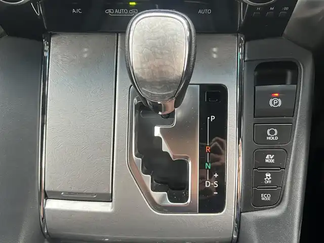 トヨタ アルファードハイブリット ロイヤルラウンジ 秋田県 2018(平30)年 9万km ホワイトパールクリスタルシャイン ４WD/JBLプレミアムサウンドシステム/24インチ液晶ディスプレイ（フルセグ）/LEDヘッドライト/両側パワスラ/純正ナビ/衝突軽減システム/ワンセグ/全方位カメラ/純正アルミ/スマートキー/純正フルエアロ/アイドリングストップ/プッシュスタート/クルーズコントロール/パーキングアシスト/レーンキープアシスト/コーナーセンサー/ステアリングスイッチ/全席シートヒーター/エアシート/全席パワーシート/メモリー付パワーシート/MTモード付AT/オットマン/集中コントロールタッチパネル/エクストラキャビネット/電動リアゲート/100V充電/ETC/ドライブレコーダー/ステアリングヒーター/純正フロアマット/純正ドアバイザー/オートライト/ダブルオートエアコン/パワーステアリング/パワーウィンドウ/横滑り防止/盗難防止装置/電動格納ウィンカーミラー/保証書/取扱説明書/記録簿