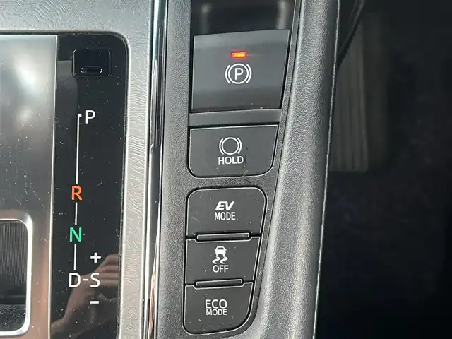 トヨタ アルファードハイブリット ロイヤルラウンジ 秋田県 2018(平30)年 9万km ホワイトパールクリスタルシャイン ４WD/JBLプレミアムサウンドシステム/24インチ液晶ディスプレイ（フルセグ）/LEDヘッドライト/両側パワスラ/純正ナビ/衝突軽減システム/ワンセグ/全方位カメラ/純正アルミ/スマートキー/純正フルエアロ/アイドリングストップ/プッシュスタート/クルーズコントロール/パーキングアシスト/レーンキープアシスト/コーナーセンサー/ステアリングスイッチ/全席シートヒーター/エアシート/全席パワーシート/メモリー付パワーシート/MTモード付AT/オットマン/集中コントロールタッチパネル/エクストラキャビネット/電動リアゲート/100V充電/ETC/ドライブレコーダー/ステアリングヒーター/純正フロアマット/純正ドアバイザー/オートライト/ダブルオートエアコン/パワーステアリング/パワーウィンドウ/横滑り防止/盗難防止装置/電動格納ウィンカーミラー/保証書/取扱説明書/記録簿