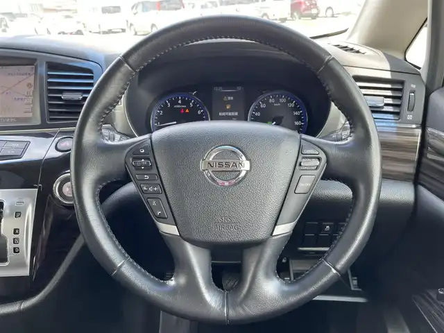 日産 エルグランド 250ハイウェイスター 山梨県 2014(平26)年 6.4万km ファントムブラック 〇純正ナビ/〇フルセグTV/〇パワースライドドア（両側）/〇アランドビューモニター/〇フリップダウンモニター/〇ビルトインETC/〇ドライブレコーダー/〇クルーズコントロール/〇LEDヘッドランプ/〇オートライト/〇フォグランプ/〇純正18インチアルミ/〇革巻きステアリング/〇左右独立オートエアコン/〇合皮/ジャガード織物コンビシート/〇インテリジェントキー/〇禁煙車
