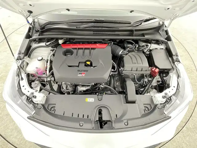 トヨタ ＧＲカローラ RZ 千葉県 2023(令5)年 0.1万km プラチナホワイトパールマイカ 登録時走行距離：157km/10.5型ディスプレイオーディオプラス/コネクティッドナビ対応10.5型HDディスプレイ/ブラインドスポットモニター/ヘッドアップディスプレイ/D/N席シートヒーター/ステアリングヒーター/JBLサウンドシステム/録画機能付バックガイドモニター/ETC2.0/フルセグTV＆AM＆FM＆Bluetoth＆Miracast/USBーC/トヨタセーフティセンス/・プリクラッシュセーフティ/・レーントレーシングアシスト/・レーンディパーチャーアラート/・レーダークルーズコントロール/・オートマチックハイビーム/・ロードサインアシスト/・発進遅れ告知機能/4WD/ターボ/専用ハーフレザーシート/オートライト/LEDヘッドランプ/LEDフロントフォグランプ/235/40R18インチBBS製純正AW/プッシュスタート/スマートキー/純正フロアマット