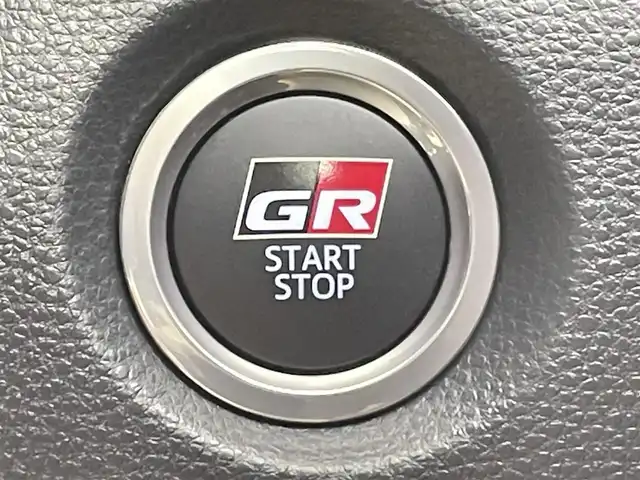 トヨタ ＧＲカローラ RZ 千葉県 2023(令5)年 0.1万km プラチナホワイトパールマイカ 登録時走行距離：157km/10.5型ディスプレイオーディオプラス/コネクティッドナビ対応10.5型HDディスプレイ/ブラインドスポットモニター/ヘッドアップディスプレイ/D/N席シートヒーター/ステアリングヒーター/JBLサウンドシステム/録画機能付バックガイドモニター/ETC2.0/フルセグTV＆AM＆FM＆Bluetoth＆Miracast/USBーC/トヨタセーフティセンス/・プリクラッシュセーフティ/・レーントレーシングアシスト/・レーンディパーチャーアラート/・レーダークルーズコントロール/・オートマチックハイビーム/・ロードサインアシスト/・発進遅れ告知機能/4WD/ターボ/専用ハーフレザーシート/オートライト/LEDヘッドランプ/LEDフロントフォグランプ/235/40R18インチBBS製純正AW/プッシュスタート/スマートキー/純正フロアマット