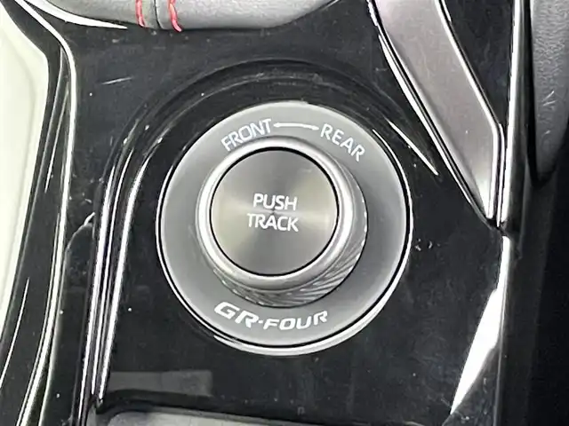 トヨタ ＧＲカローラ RZ 千葉県 2023(令5)年 0.1万km プラチナホワイトパールマイカ 登録時走行距離：157km/10.5型ディスプレイオーディオプラス/コネクティッドナビ対応10.5型HDディスプレイ/ブラインドスポットモニター/ヘッドアップディスプレイ/D/N席シートヒーター/ステアリングヒーター/JBLサウンドシステム/録画機能付バックガイドモニター/ETC2.0/フルセグTV＆AM＆FM＆Bluetoth＆Miracast/USBーC/トヨタセーフティセンス/・プリクラッシュセーフティ/・レーントレーシングアシスト/・レーンディパーチャーアラート/・レーダークルーズコントロール/・オートマチックハイビーム/・ロードサインアシスト/・発進遅れ告知機能/4WD/ターボ/専用ハーフレザーシート/オートライト/LEDヘッドランプ/LEDフロントフォグランプ/235/40R18インチBBS製純正AW/プッシュスタート/スマートキー/純正フロアマット