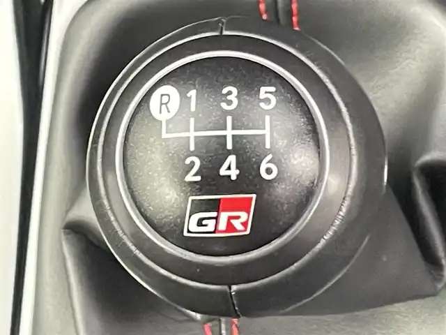 トヨタ ＧＲカローラ RZ 千葉県 2023(令5)年 0.1万km プラチナホワイトパールマイカ 登録時走行距離：157km/10.5型ディスプレイオーディオプラス/コネクティッドナビ対応10.5型HDディスプレイ/ブラインドスポットモニター/ヘッドアップディスプレイ/D/N席シートヒーター/ステアリングヒーター/JBLサウンドシステム/録画機能付バックガイドモニター/ETC2.0/フルセグTV＆AM＆FM＆Bluetoth＆Miracast/USBーC/トヨタセーフティセンス/・プリクラッシュセーフティ/・レーントレーシングアシスト/・レーンディパーチャーアラート/・レーダークルーズコントロール/・オートマチックハイビーム/・ロードサインアシスト/・発進遅れ告知機能/4WD/ターボ/専用ハーフレザーシート/オートライト/LEDヘッドランプ/LEDフロントフォグランプ/235/40R18インチBBS製純正AW/プッシュスタート/スマートキー/純正フロアマット