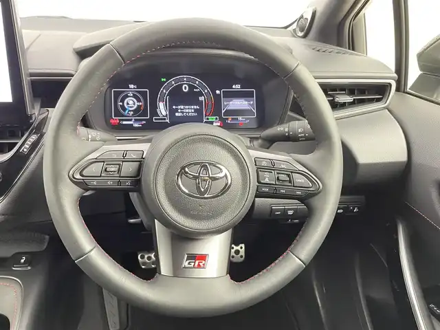 トヨタ ＧＲカローラ RZ 千葉県 2023(令5)年 0.1万km プラチナホワイトパールマイカ 登録時走行距離：157km/10.5型ディスプレイオーディオプラス/コネクティッドナビ対応10.5型HDディスプレイ/ブラインドスポットモニター/ヘッドアップディスプレイ/D/N席シートヒーター/ステアリングヒーター/JBLサウンドシステム/録画機能付バックガイドモニター/ETC2.0/フルセグTV＆AM＆FM＆Bluetoth＆Miracast/USBーC/トヨタセーフティセンス/・プリクラッシュセーフティ/・レーントレーシングアシスト/・レーンディパーチャーアラート/・レーダークルーズコントロール/・オートマチックハイビーム/・ロードサインアシスト/・発進遅れ告知機能/4WD/ターボ/専用ハーフレザーシート/オートライト/LEDヘッドランプ/LEDフロントフォグランプ/235/40R18インチBBS製純正AW/プッシュスタート/スマートキー/純正フロアマット