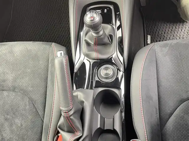 トヨタ ＧＲカローラ RZ 千葉県 2023(令5)年 0.1万km プラチナホワイトパールマイカ 登録時走行距離：157km/10.5型ディスプレイオーディオプラス/コネクティッドナビ対応10.5型HDディスプレイ/ブラインドスポットモニター/ヘッドアップディスプレイ/D/N席シートヒーター/ステアリングヒーター/JBLサウンドシステム/録画機能付バックガイドモニター/ETC2.0/フルセグTV＆AM＆FM＆Bluetoth＆Miracast/USBーC/トヨタセーフティセンス/・プリクラッシュセーフティ/・レーントレーシングアシスト/・レーンディパーチャーアラート/・レーダークルーズコントロール/・オートマチックハイビーム/・ロードサインアシスト/・発進遅れ告知機能/4WD/ターボ/専用ハーフレザーシート/オートライト/LEDヘッドランプ/LEDフロントフォグランプ/235/40R18インチBBS製純正AW/プッシュスタート/スマートキー/純正フロアマット