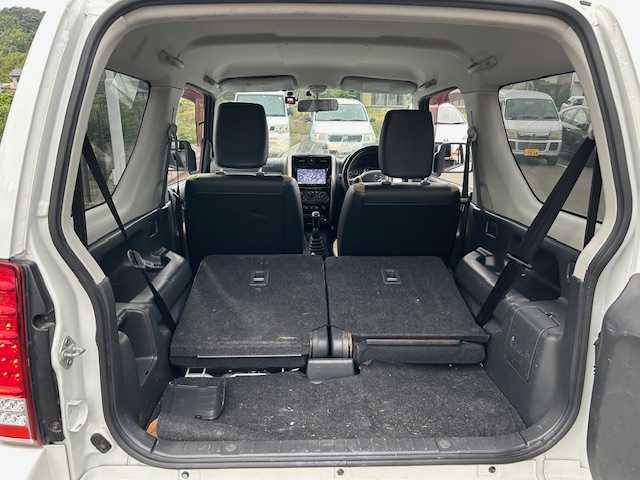 スズキ ジムニー ランドベンチャー 静岡県 2015(平27)年 6.1万km パールホワイト 社外メモリナビ/AM/FM/CD/DVD/BT/フルセグ/バックカメラ/純正フロアマット/レザーシート/ドライブレコーダー前方/ETC/運転席シートヒーター/リモコンキー