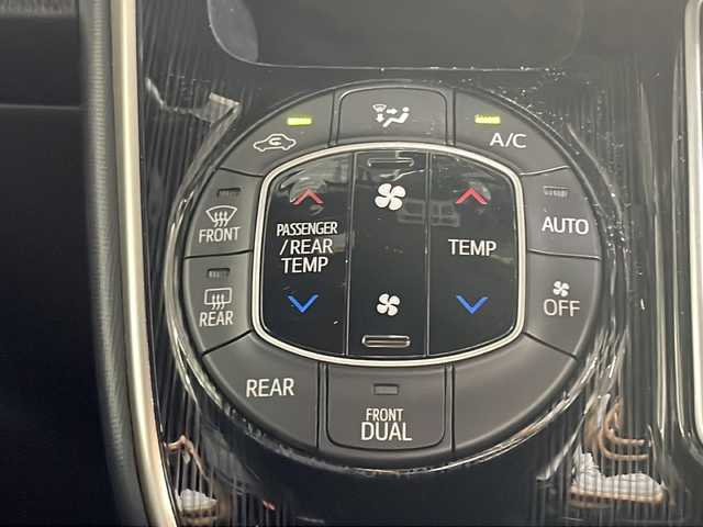 トヨタ エスクァイア Gi ブラックテーラード 沖縄県 2016(平28)年 8万km アイスチタニウムマイカメタリック 禁煙車/県外仕入れ/純正10インチナビ/【CD/DVD/フルセグTV/BT】/11インチ純正フリップダウンモニター/バックカメラ/ETC/両側パワースライドドア/トヨタセーフティセンス/→衝突被害軽減システム/→前後コーナーセンサー/→オートマチックハイビーム/→クルーズコントロール/シートヒーター/ステアリングリモコン/15インチ純正アルミ/LEDヘッドライト/スマートキー/スペアキー/サマータイヤ積み込み