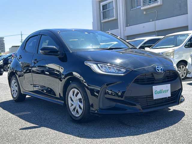 トヨタ ヤリス ハイブリッド G 沖縄県 2022(令4)年 1.5万km ブラック 純正ナビ　/（ＡＭ／ＦＭ／ＢＴ）　/バックモニター　/衝突軽減　/シートヒーター　/クルーズコントロール　/レーンキープアシスト　/コーナーセンサー　/オートマチックハイビーム　/純正フロアマット　/ドラレコ/スマートキー/横滑り防止/ETC/LEDヘッドライト/ベンチシート/オートライト