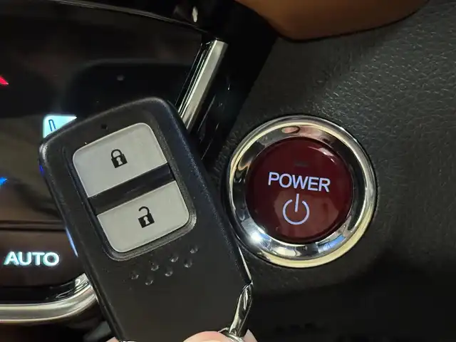 ホンダ ヴェゼル ハイブリッド Z ホンダセンシング 群馬県 2017(平29)年 5万km プレミアムクリスタルレッドM ホンダセンシング/・アダプティブクルーズコントロール/・誤発進抑制機能/・車線維持支援システム/・路外逸脱抑制機能/・標識認識機能/・先行車発進お知らせ機能/純正7インチナビ/・フルセグTV/・BT/DVD/CD/SD/・FM/AM/バックカメラ/ビルトインETC/ドライブレコーダー/革巻きステアリング/ステアリングスイッチ/パドルシフト/ブラックハーフレザーシート/前席シートヒーター/電子パーキング/ブレーキーオートホールド/スマートキー/プッシュスタート/寒冷地仕様/LEDヘッドライト/フォグランプ/オートライト/ルーフレール/純正17インチAW/純正フロアマット/ドアバイザー/電動格納ウィンカーミラー/横滑り防止機能