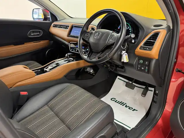 ホンダ ヴェゼル ハイブリッド Z ホンダセンシング 群馬県 2017(平29)年 5万km プレミアムクリスタルレッドM ホンダセンシング/・アダプティブクルーズコントロール/・誤発進抑制機能/・車線維持支援システム/・路外逸脱抑制機能/・標識認識機能/・先行車発進お知らせ機能/純正7インチナビ/・フルセグTV/・BT/DVD/CD/SD/・FM/AM/バックカメラ/ビルトインETC/ドライブレコーダー/革巻きステアリング/ステアリングスイッチ/パドルシフト/ブラックハーフレザーシート/前席シートヒーター/電子パーキング/ブレーキーオートホールド/スマートキー/プッシュスタート/寒冷地仕様/LEDヘッドライト/フォグランプ/オートライト/ルーフレール/純正17インチAW/純正フロアマット/ドアバイザー/電動格納ウィンカーミラー/横滑り防止機能